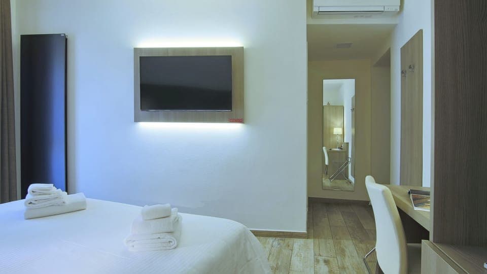 Premium bedding, minibar, desk, free WiFi