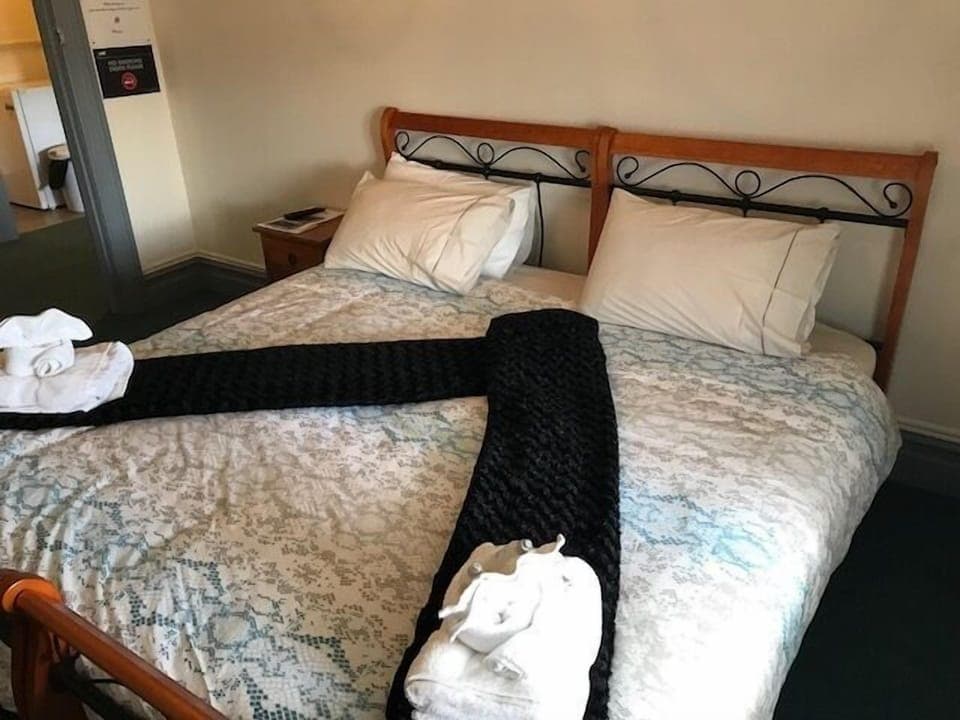 Queen Room | In-room safe, iron/ironing board, cribs/infant beds, free WiFi