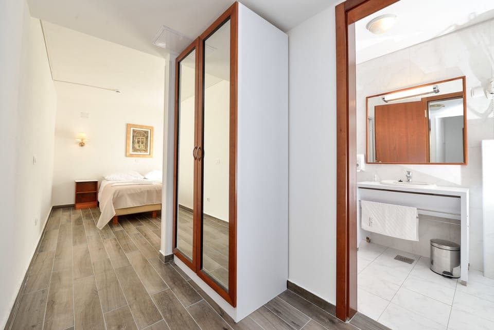 Single Room | Living area | Flat-screen TV