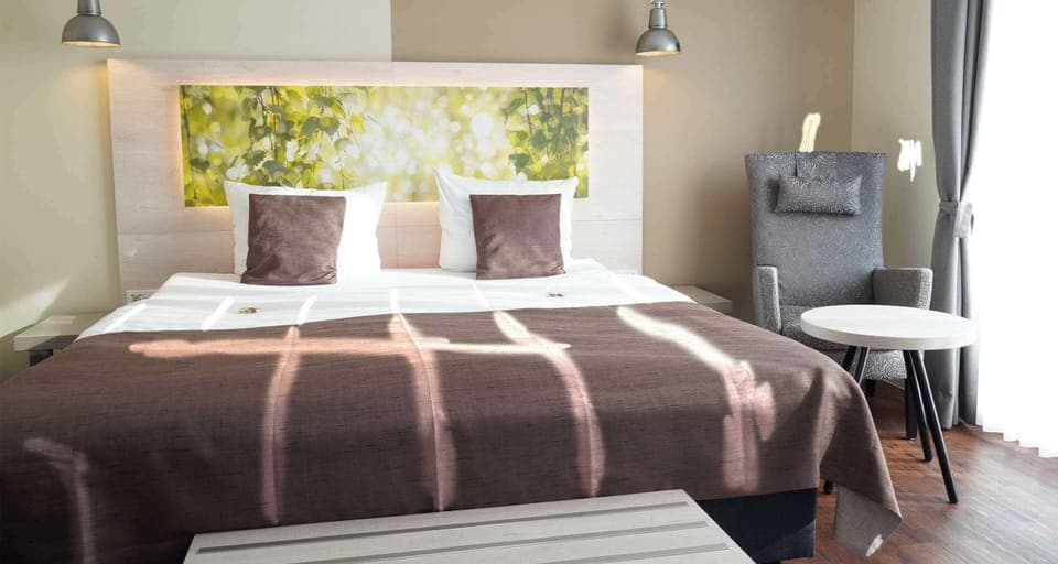 Standard Room, 1 King Bed | Minibar, in-room safe, desk, soundproofing