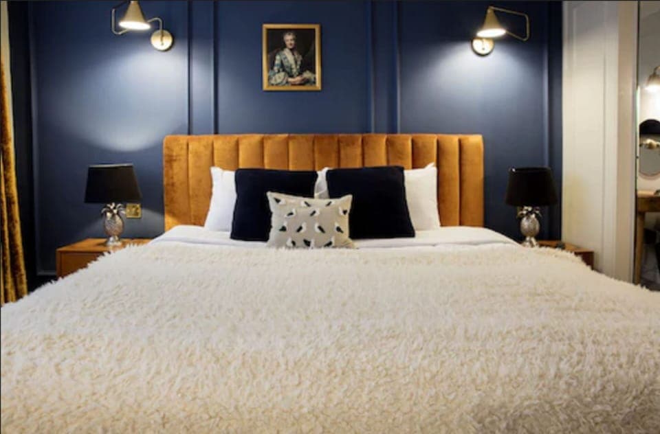 Executive Double Room, 1 Queen Bed, Non Smoking | In-room safe, individually decorated, individually furnished, desk