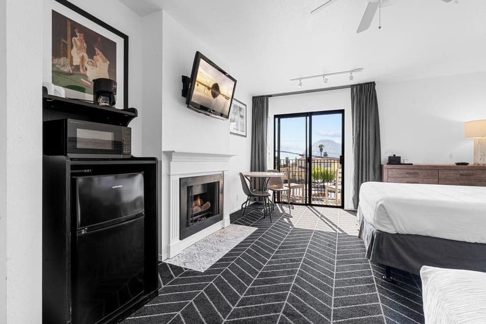 Deluxe Room, 1 King Bed, Fireplace & Balcony, Non-Smoking | Blackout drapes, iron/ironing board, free WiFi, bed sheets