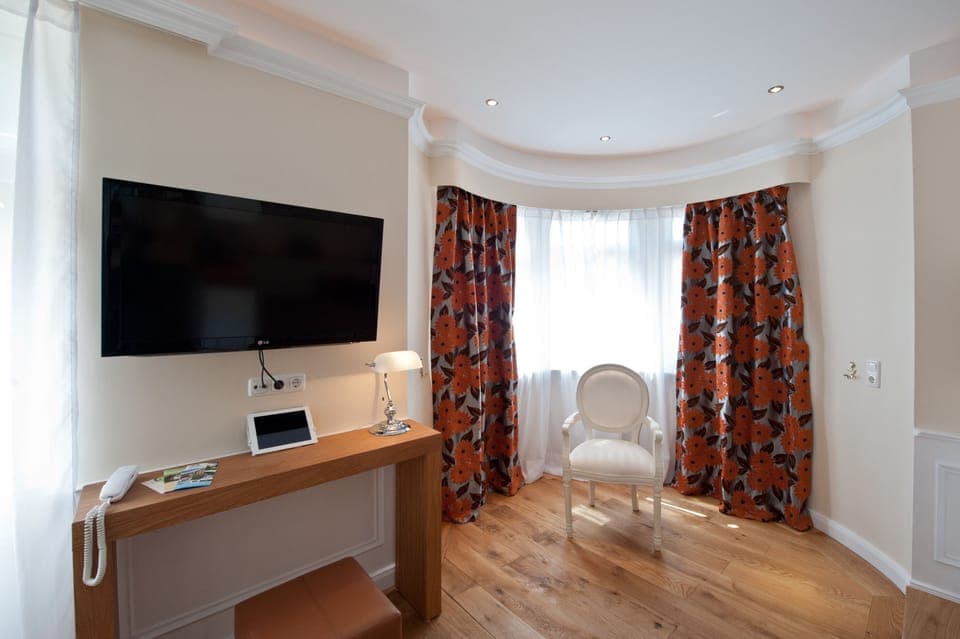 Superior Suite | Living area | Flat-screen TV