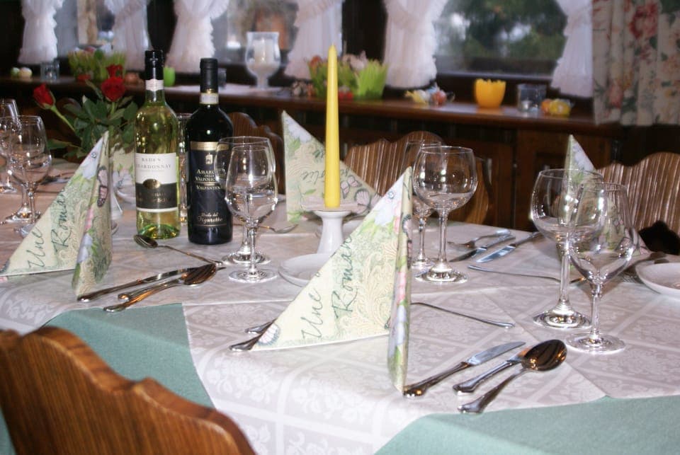 Lunch, dinner served; Italian cuisine, alfresco dining 