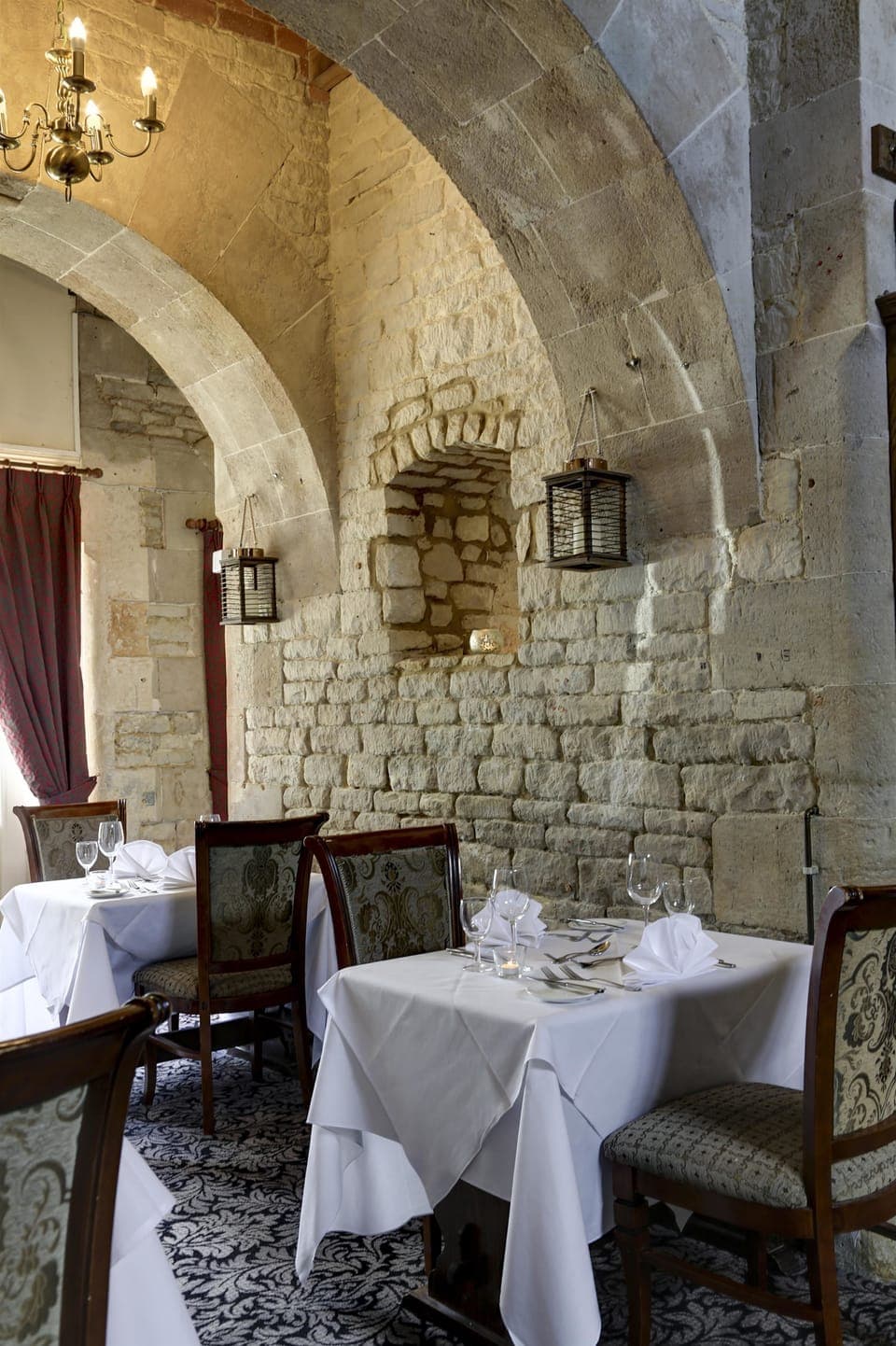 2 restaurants, breakfast, lunch, dinner served; international cuisine