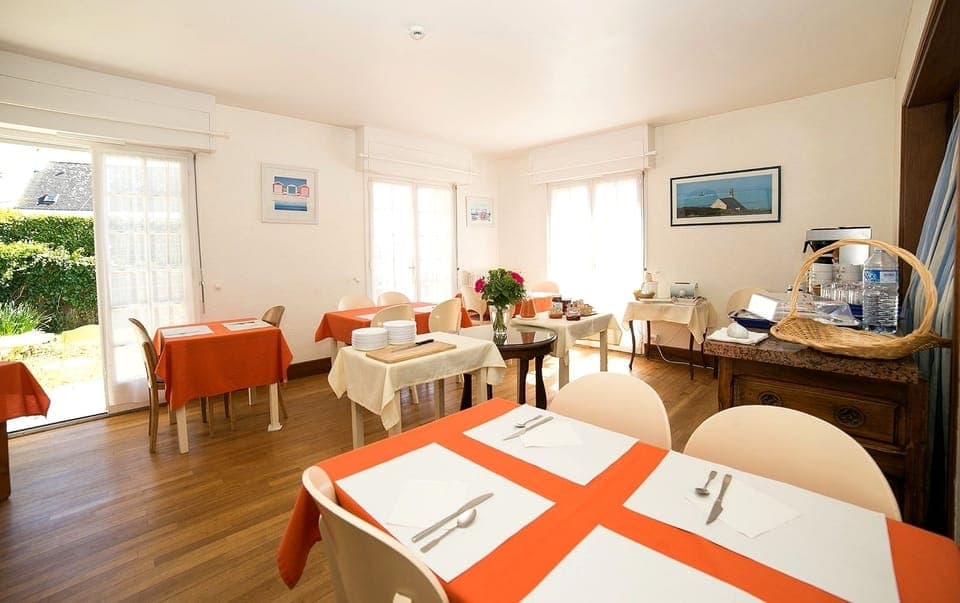 Daily continental breakfast (EUR 10.50 per person)