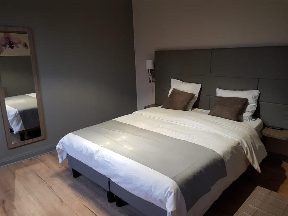 In-room safe, desk, soundproofing, free cribs/infant beds