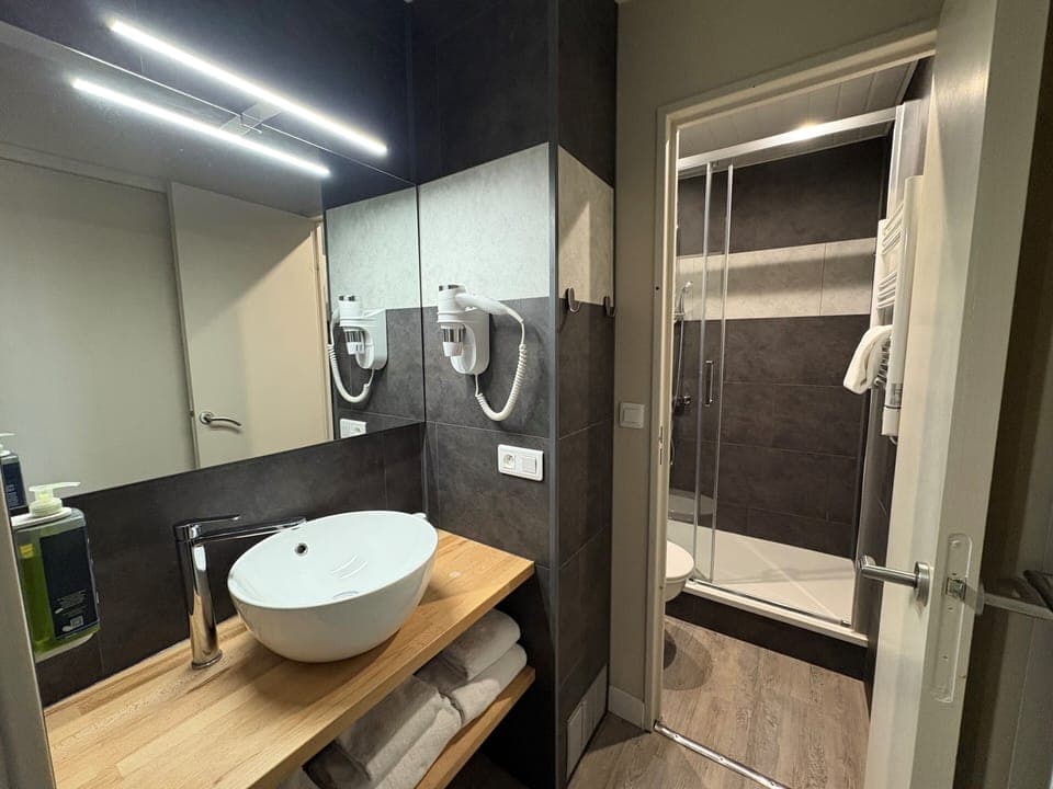 Family Double Room | Bathroom | Eco-friendly toiletries, hair dryer, towels