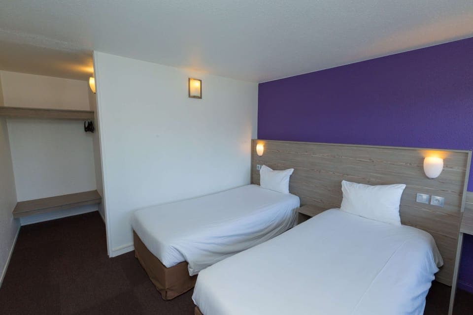 Standard Room, 2 Twin Beds | Desk, free cribs/infant beds, free WiFi, bed sheets