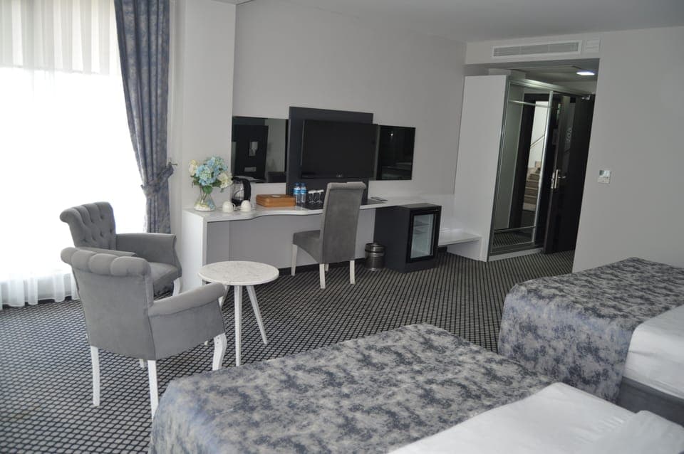 Deluxe Room | Minibar, in-room safe, desk, laptop workspace