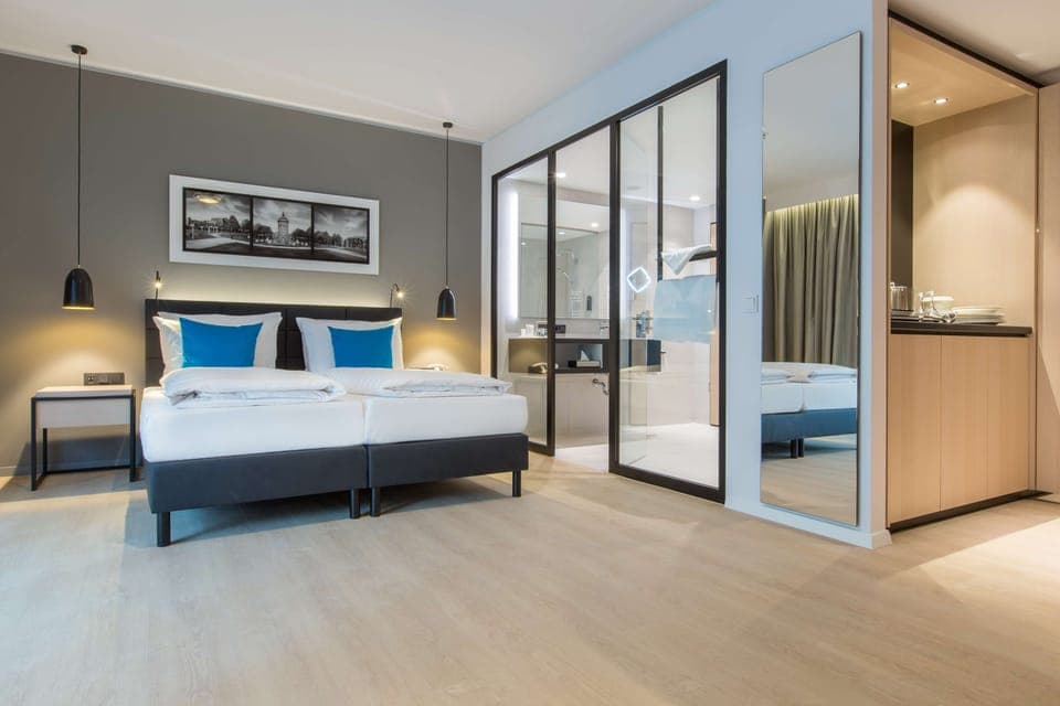 Desk, soundproofing, free cribs/infant beds, free WiFi