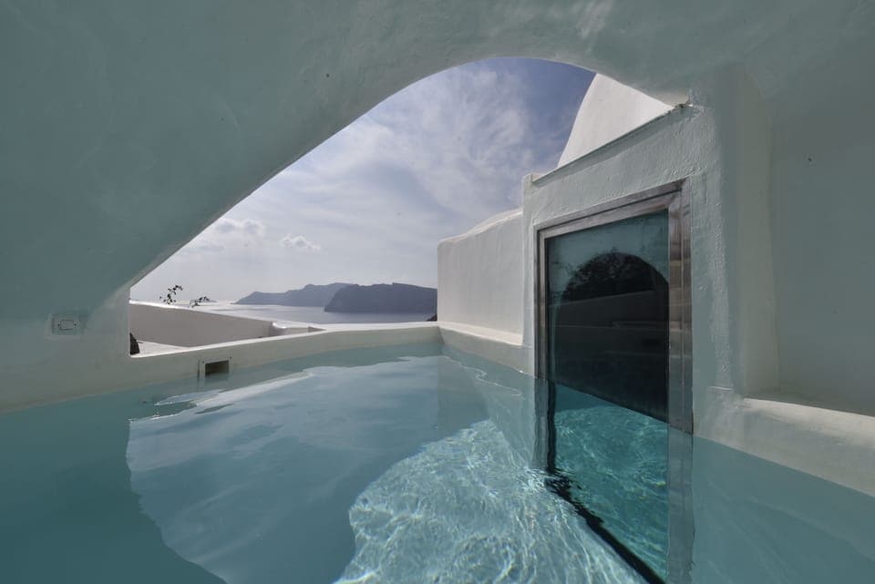 Superior Suite with Outdoor Plunge Pool and Caldera View | Private pool