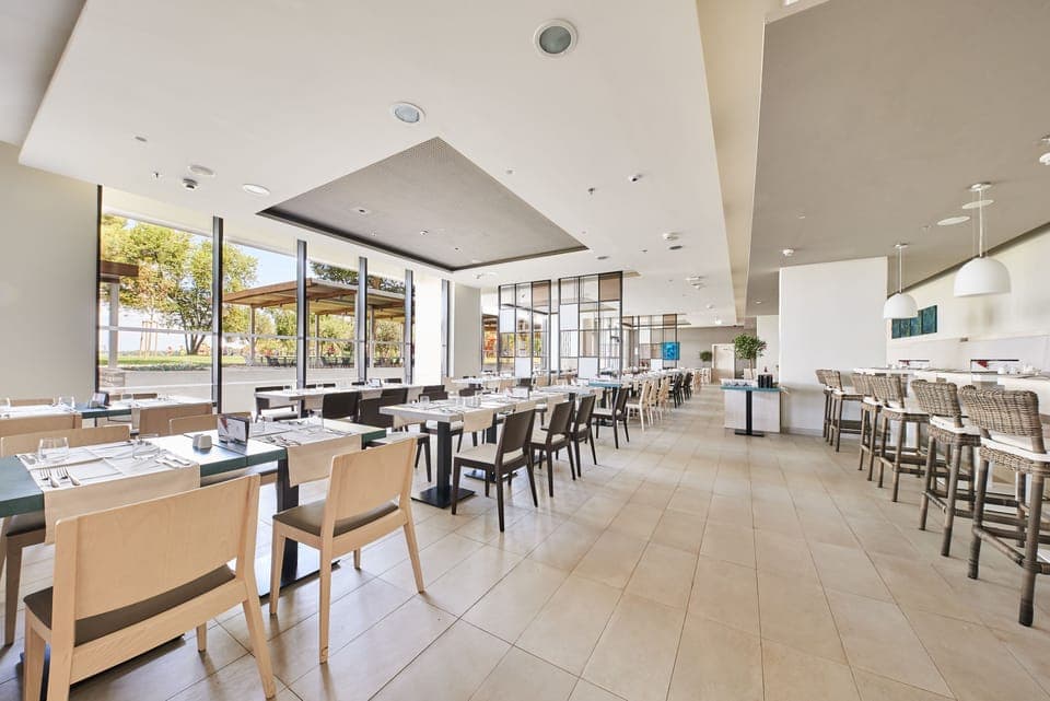 2 restaurants, breakfast served