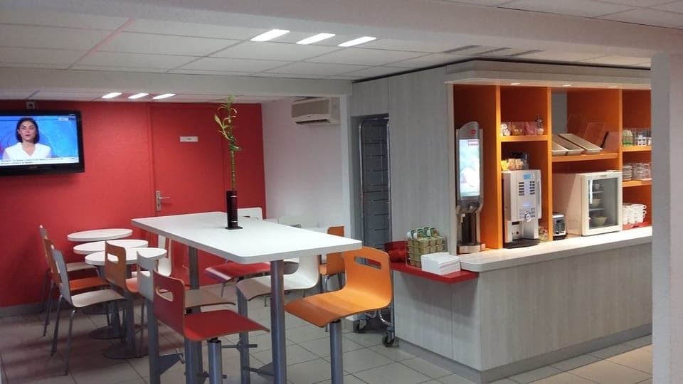 Buffet breakfast on weekdays (EUR 6.90 per person)