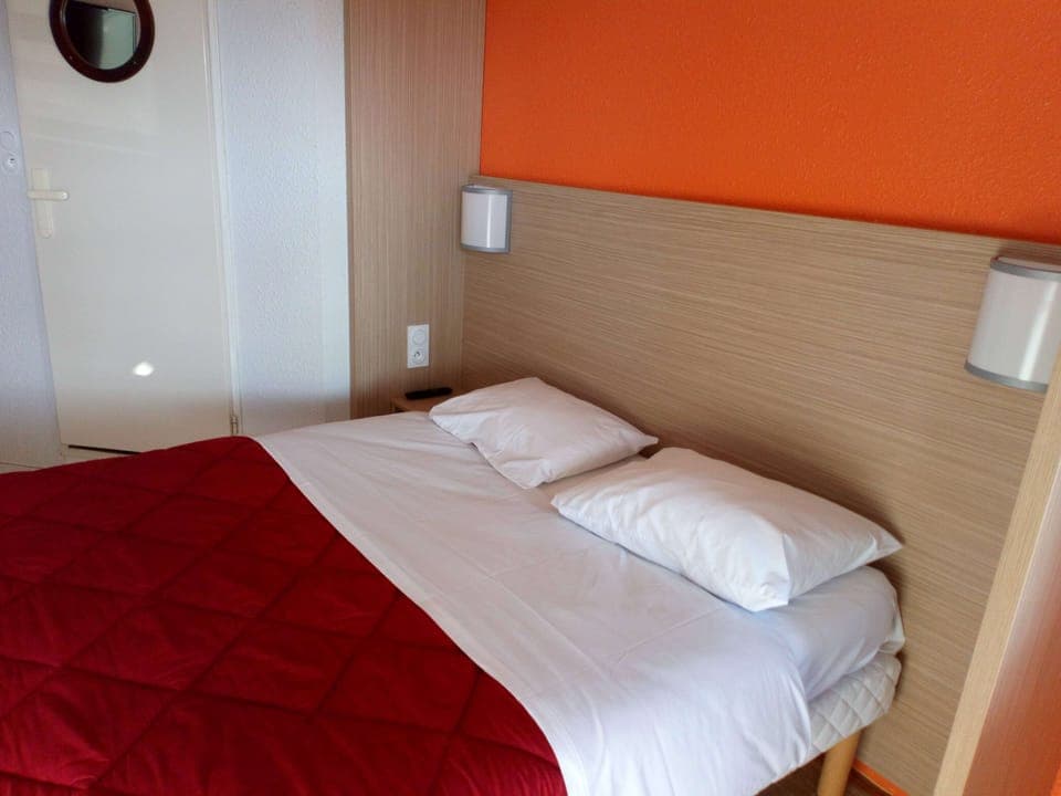 Individually furnished, laptop workspace, blackout drapes