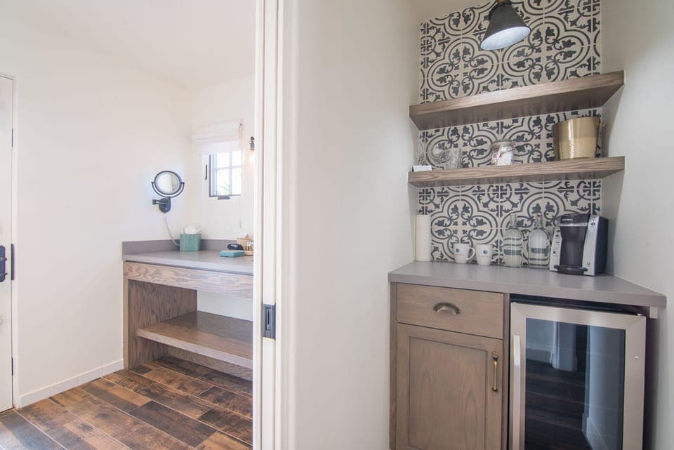 Courtyard King Studio | Mini-refrigerator