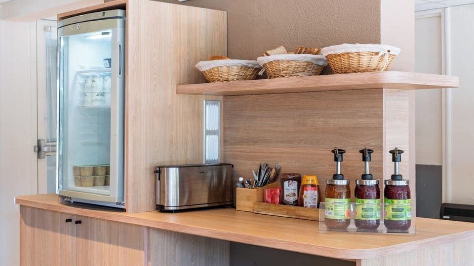 Daily to-go breakfast (EUR 6.90 per person)