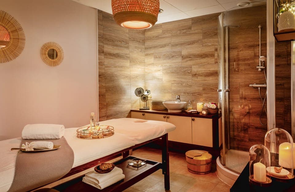 Sauna, hot tub, steam room, Turkish bath, body treatments, hydrotherapy