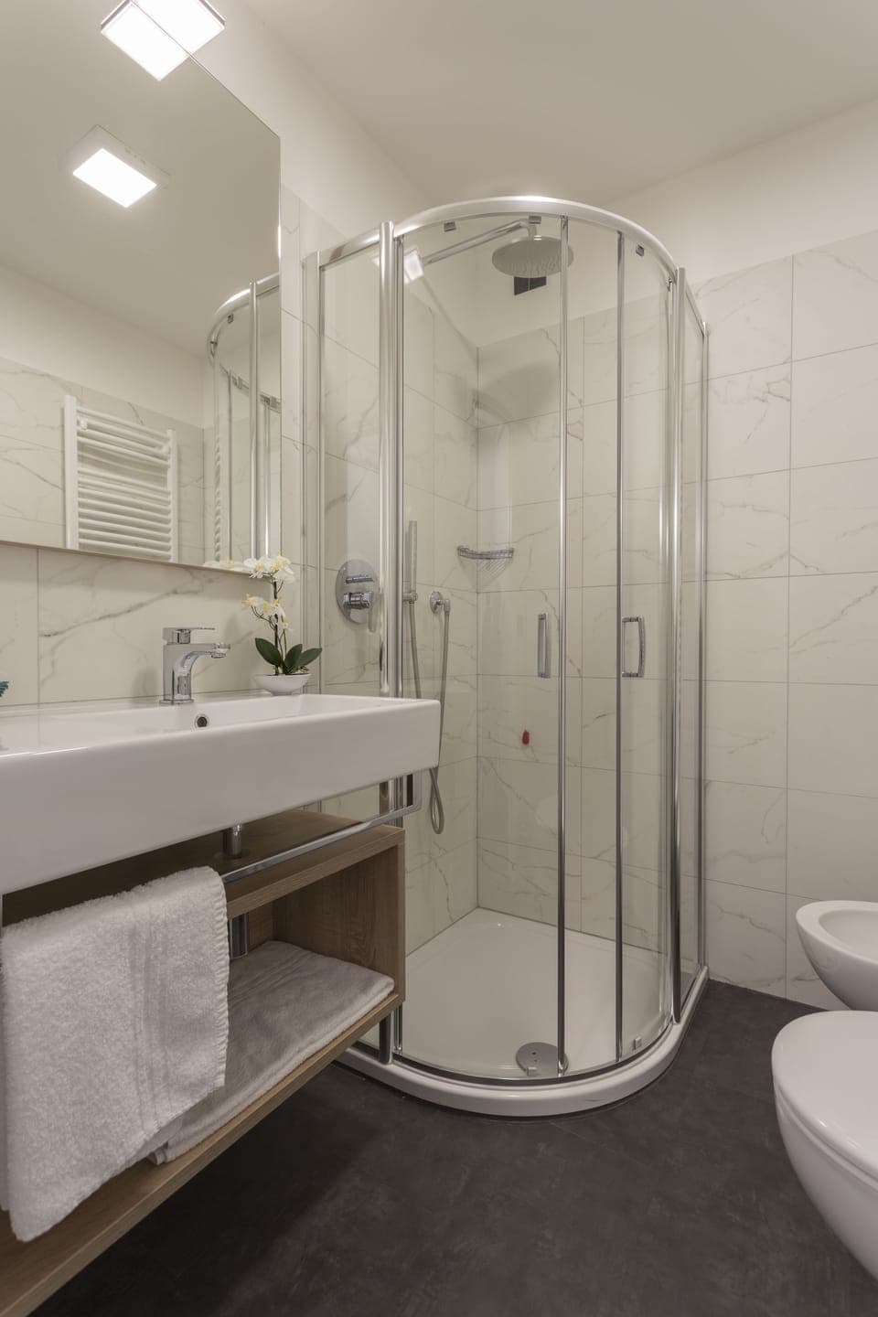 Double Room, 1 Double Bed | Bathroom | Shower, rainfall showerhead, free toiletries, hair dryer