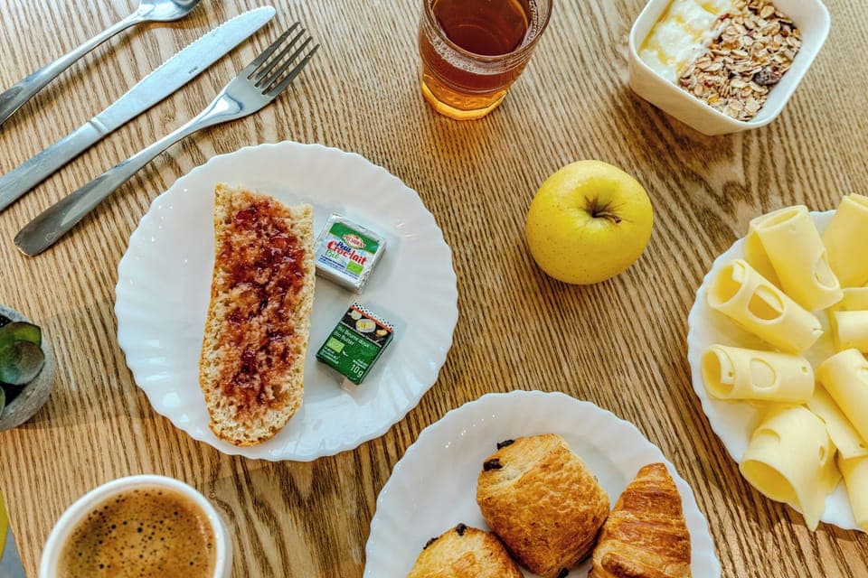 Daily continental breakfast (EUR 9 per person)