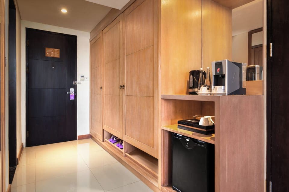 Deluxe Prime | Minibar, in-room safe, individually decorated, individually furnished