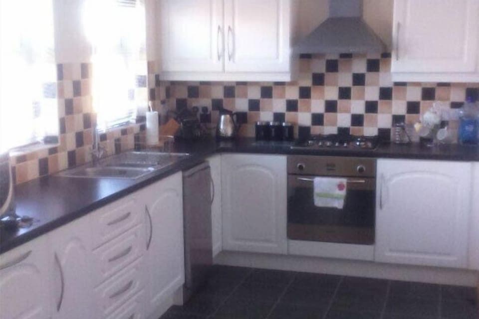 House, 4 Bedrooms | Private kitchen | Microwave, oven, dishwasher, electric kettle