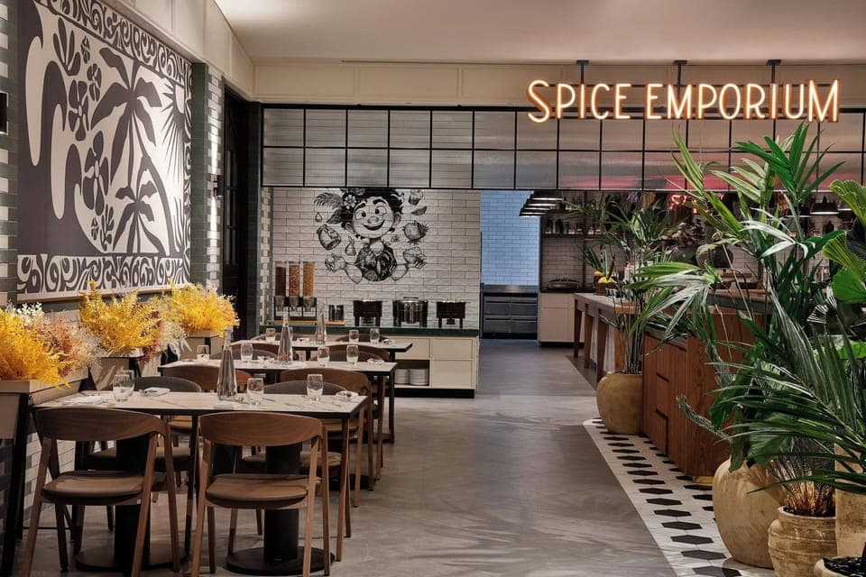 4 restaurants, breakfast, dinner served; international cuisine