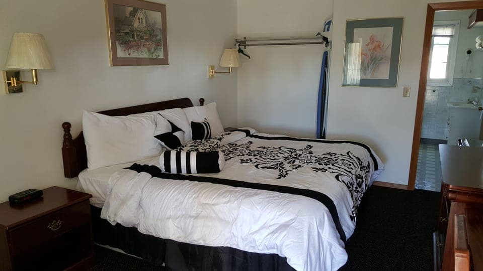 Room, 1 King Bed, Non Smoking | Soundproofing, rollaway beds, free WiFi, bed sheets