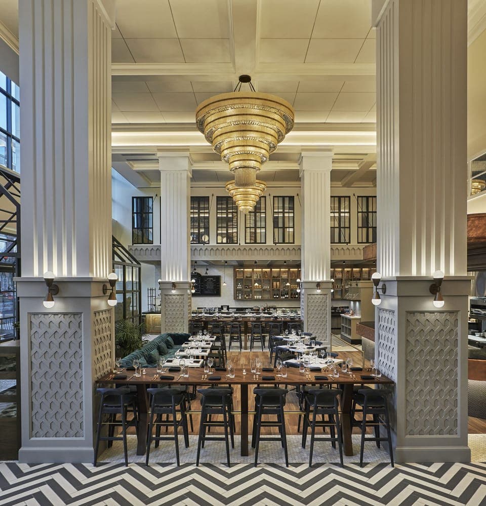 3 restaurants, breakfast, lunch, dinner served; seafood