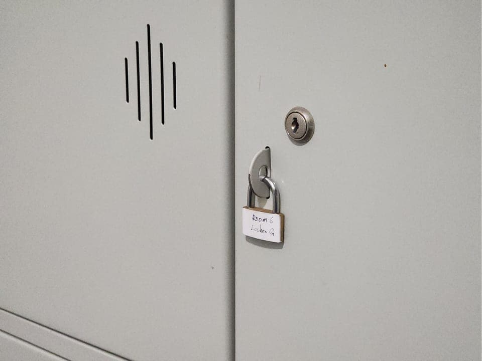 Desk, soundproofing, free WiFi, bed sheets