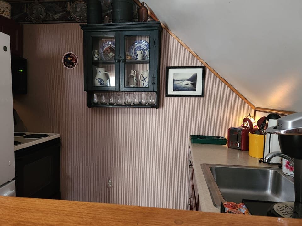 Carriage House Suite (Stationary Ladder to Loft with Dbl Bed. Air Mattress in Living Room) | Private kitchen | Fridge, microwave, coffee/tea maker, toaster