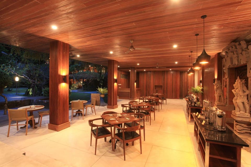 Daily cooked-to-order breakfast (IDR 110000 per person)