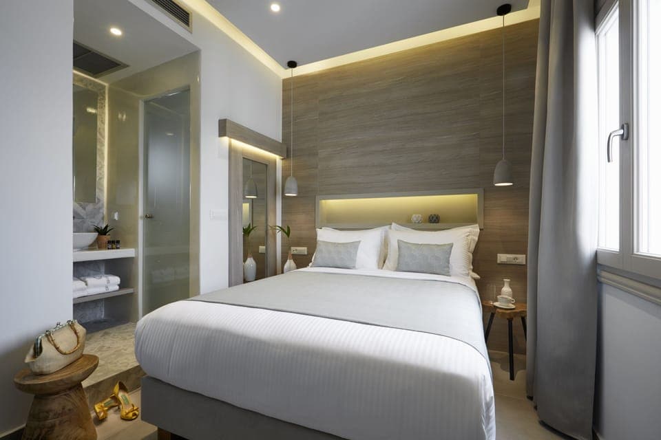 Junior Suite | Minibar, in-room safe, desk, blackout drapes