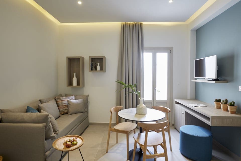 Family Suite | Minibar, in-room safe, desk, blackout drapes