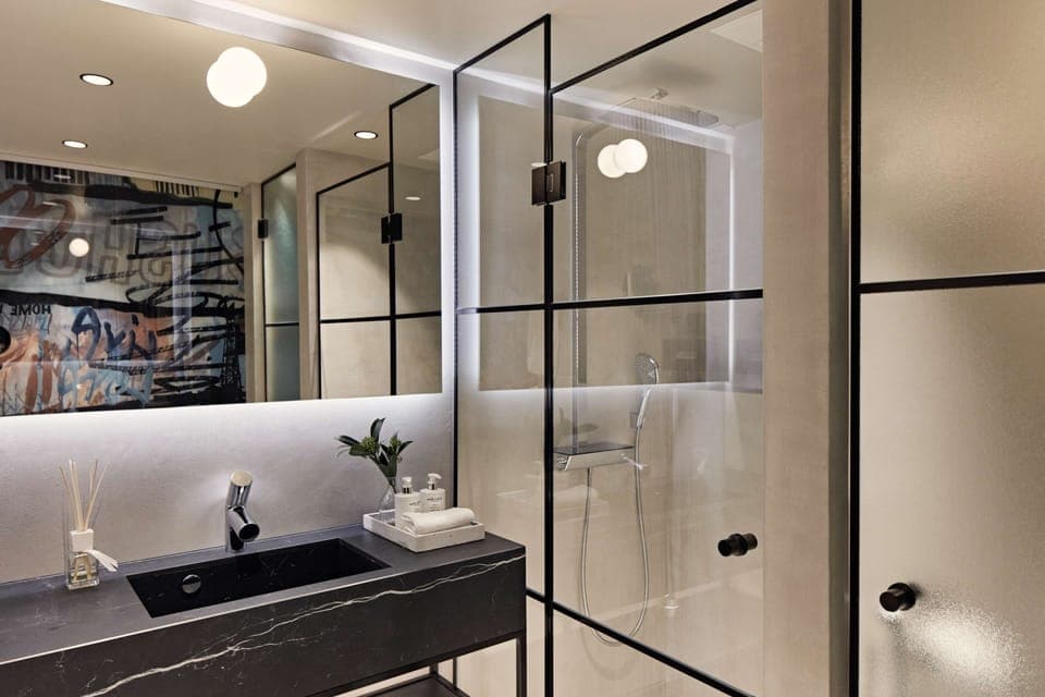 Shower, rainfall showerhead, free toiletries, hair dryer