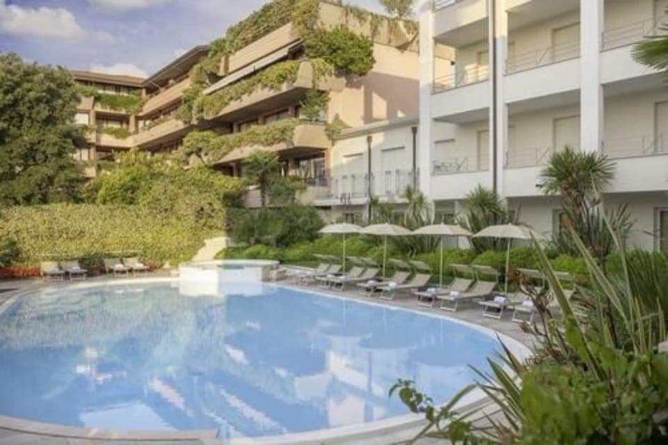 Outdoor pool, pool umbrellas, sun loungers