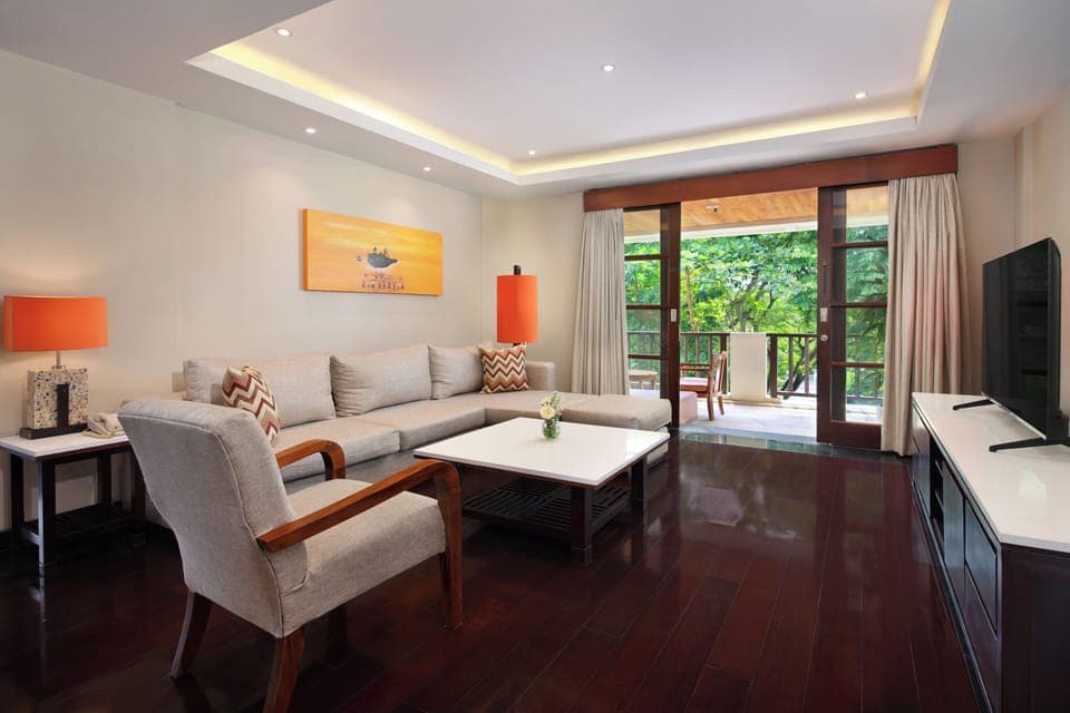 32-inch LCD TV with satellite channels, TV