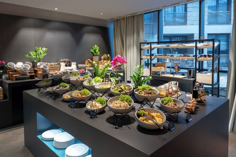 2 restaurants, breakfast, lunch, dinner served; international cuisine