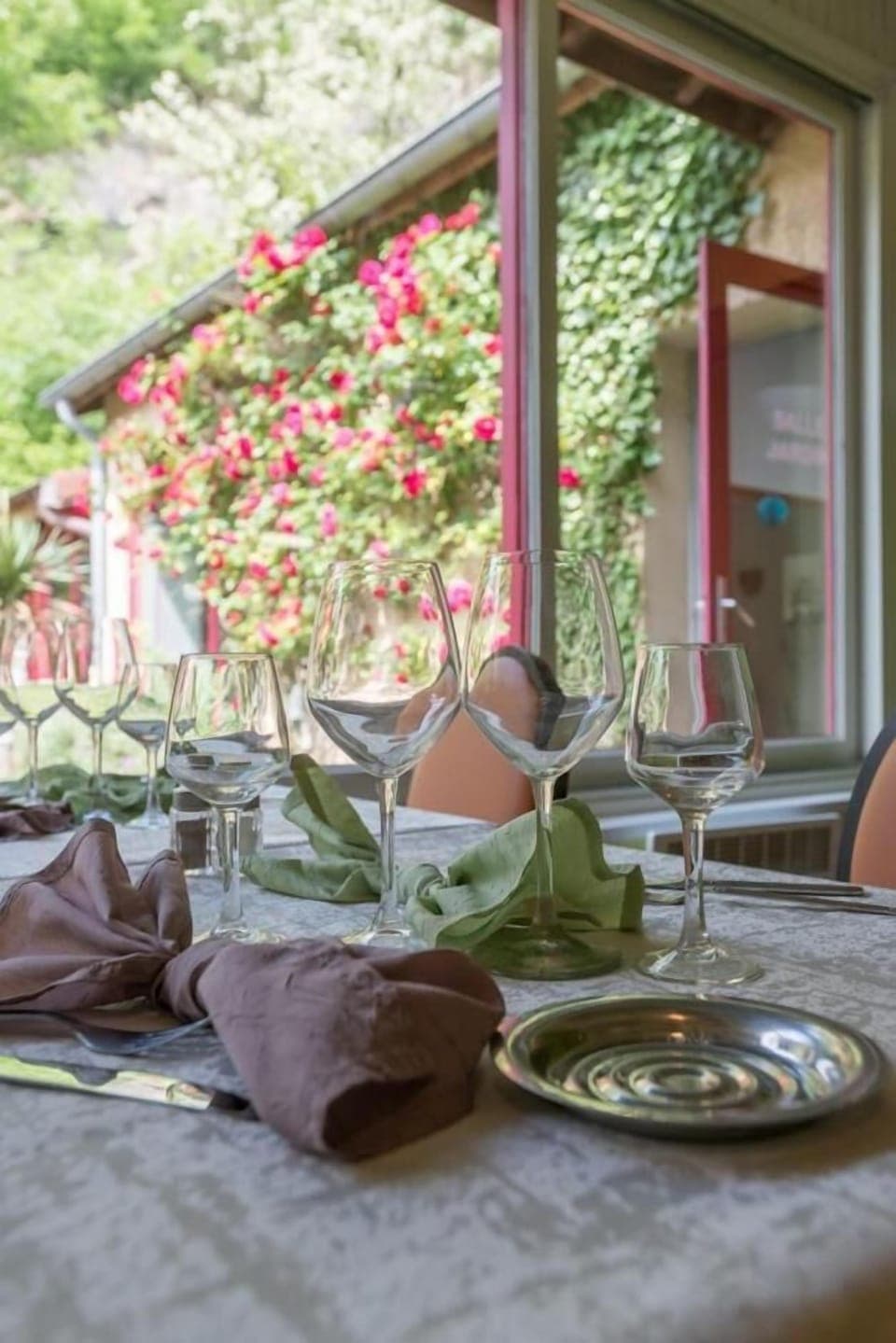 Lunch, dinner served; Regional cuisine, alfresco dining 