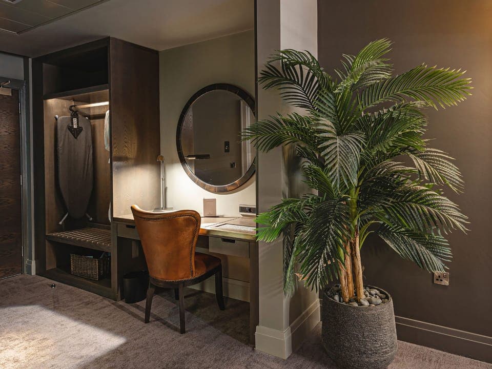 Junior Suite | Living area | 49-inch flat-screen TV with satellite channels, TV