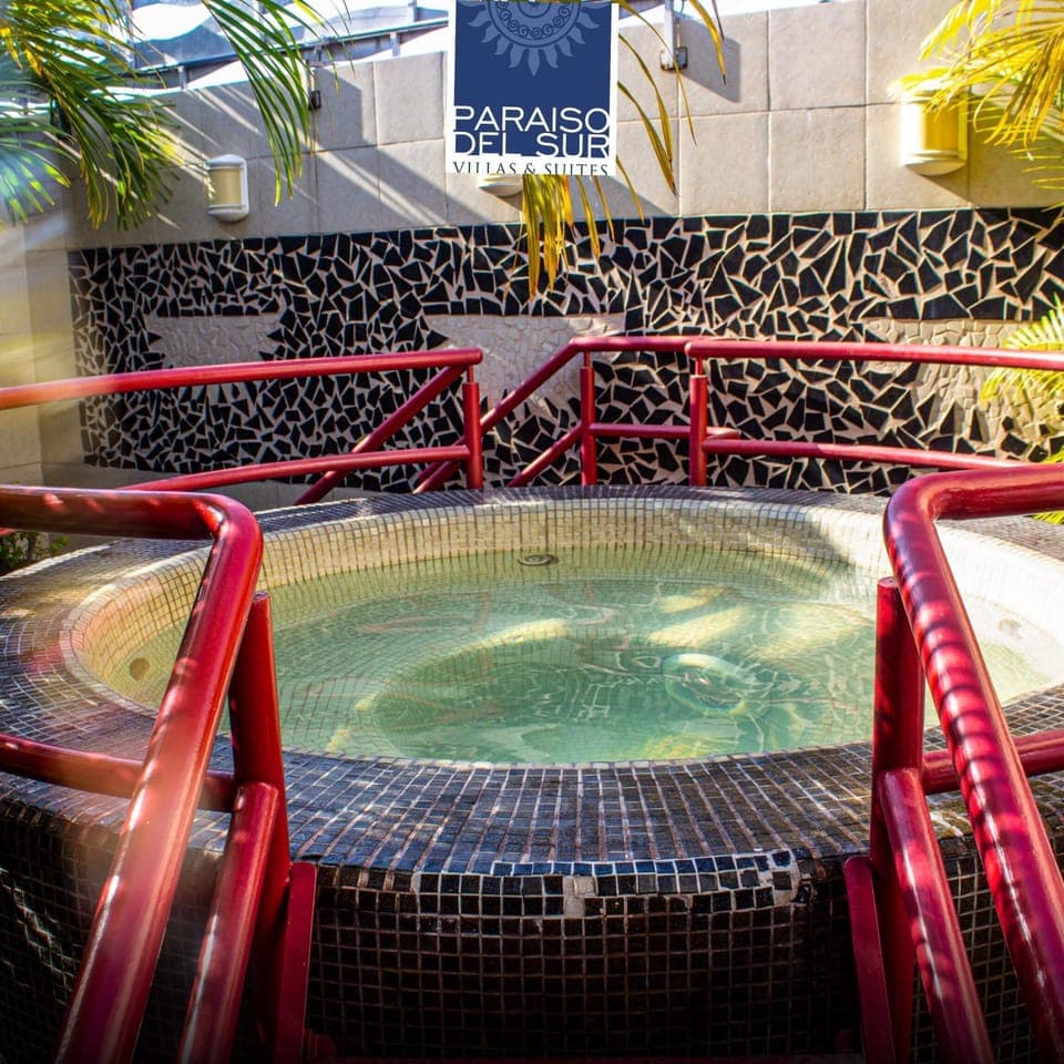 Comfort Room, 1 King Bed, Hot Tub | Desk, free WiFi, bed sheets