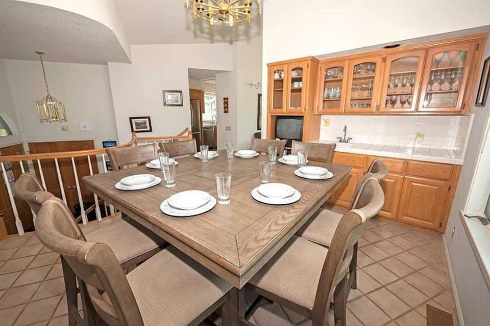 House, 4 Bedrooms | Dining
