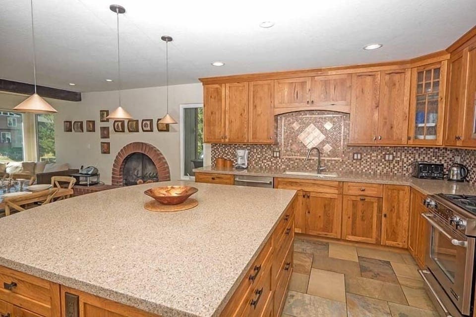 House, 4 Bedrooms | Private kitchen | Full-size fridge, microwave, oven, stovetop