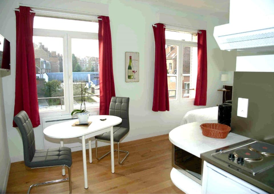 17 Studio lit double | Living area | Flat-screen TV