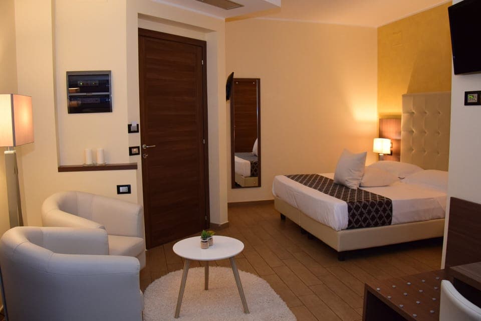 Studio Suite | Minibar, in-room safe, individually decorated, individually furnished