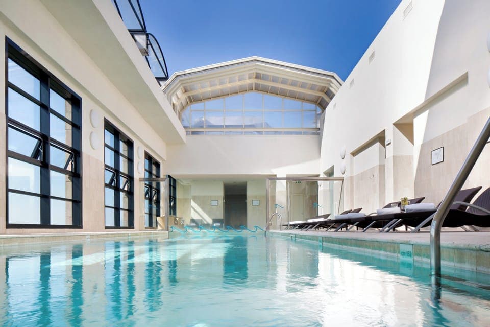 Indoor pool, sun loungers