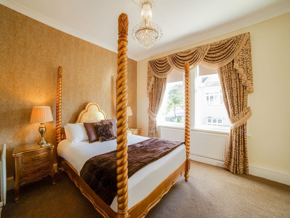 Deluxe Suite, 1 Double Bed | Desk, iron/ironing board, free WiFi, bed sheets
