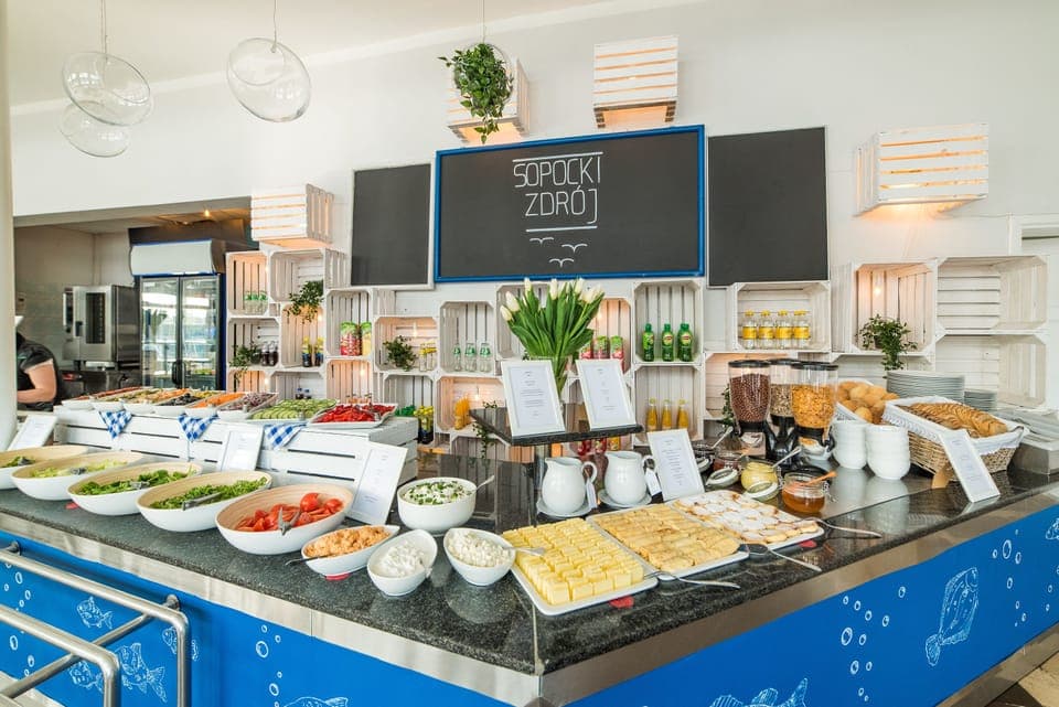 Daily buffet breakfast (PLN 59 per person)