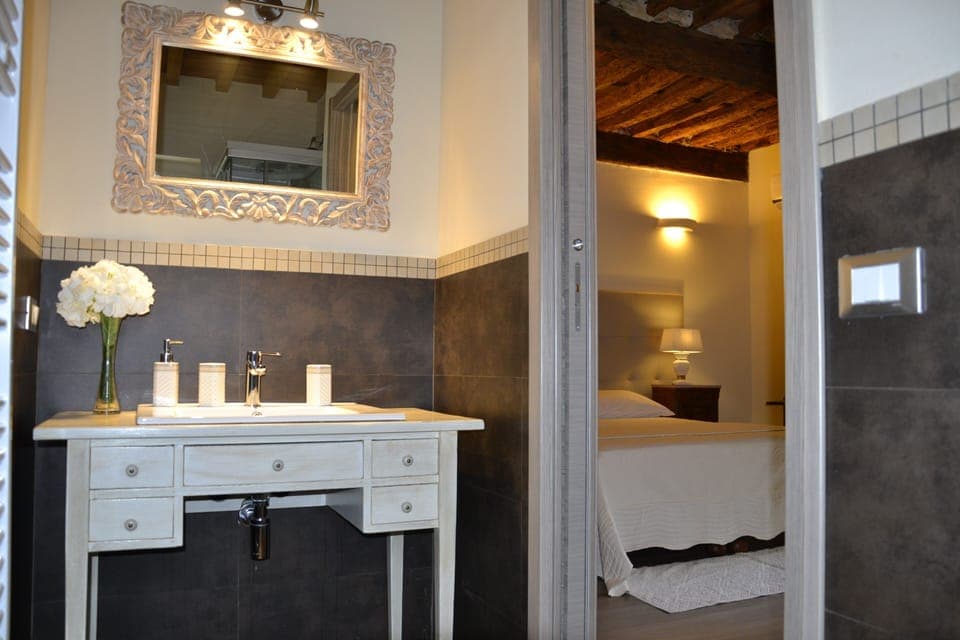 Comfort Triple Room, Multiple Beds, Ensuite | Bathroom | Free toiletries, hair dryer, bidet, towels