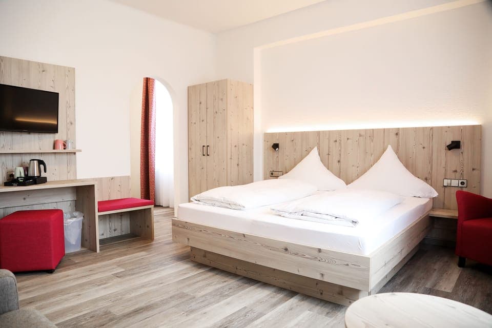 Family Room | Desk, iron/ironing board, free WiFi